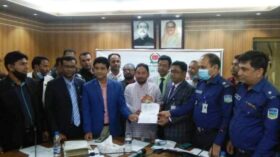 নৌকাকে হটিয়ে তৃতীয়বারের মতো মেয়র নির্বাচিত হয়েছেন স্বতন্ত্র প্রার্থী এবিএম আনিসুজ্জামান